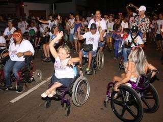 Primeiro bloco participou como convidado e levou pessoas com deficiência para a avenida (Foto: Paulo Francis)