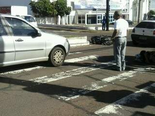 Na manhã de hoje a colisão entre carro e moto (Foto: Marcos Ermínio)