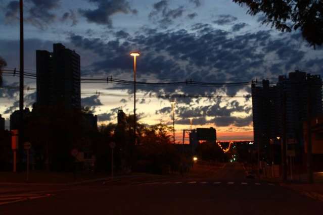 Sexta-feira amanhece com calor e poucas nuvens na Capital