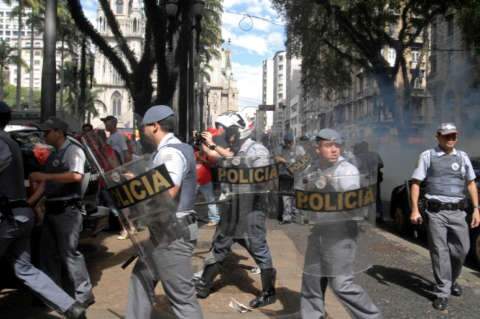  Em São Paulo, polícia reprime protesto contra agressão nas lojas Americanas 