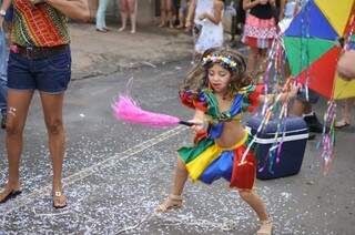 A pequena Luiza dançou muito frevo. (Foto: Alcides Neto)