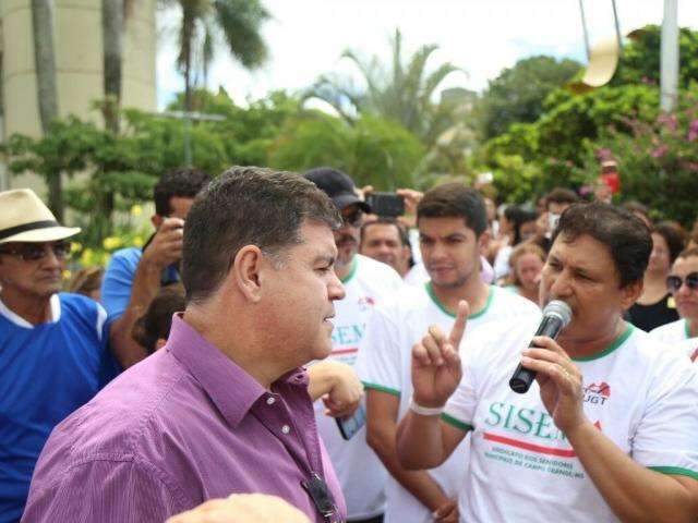 Ap&oacute;s protesto, Prefeitura decide ouvir servidores e tentar evitar greve