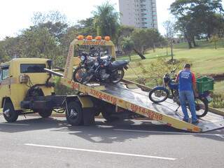 Motos com irregularidades são rebocadas pela Ciptran (foto: Simão Nogueira)