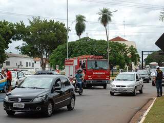 Trânsito na região ficou tumultuado. (Foto: Marlon Ganassin)