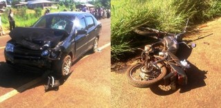 Carro ficou com a frente destruída. O motociclista morreu no local do acidente. (Foto: site Nova Notícias) 