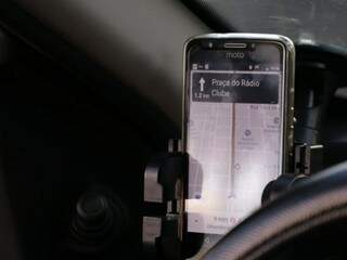 No celular, aplicativo mostra direção de corrida em Campo Grande. (Foto: Kísie Ainoã/Arquivo).