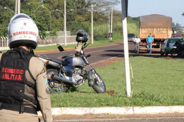 Motociclista fica ferido ap&oacute;s frear para evitar acidente com caminh&atilde;o 