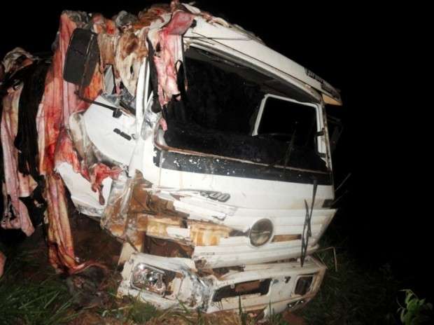 Carreta roda na pista e colide com caminh&atilde;o tanque na MS-134