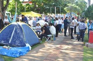 Professores acamparam esta semana em frente a prefeitura. (Foto:Marcelo Calazans)