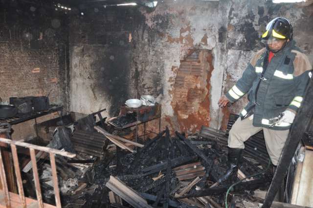 Idoso pega no sono e deixa fog&atilde;o aceso provocando inc&ecirc;ndio no Santa Carm&eacute;lia
