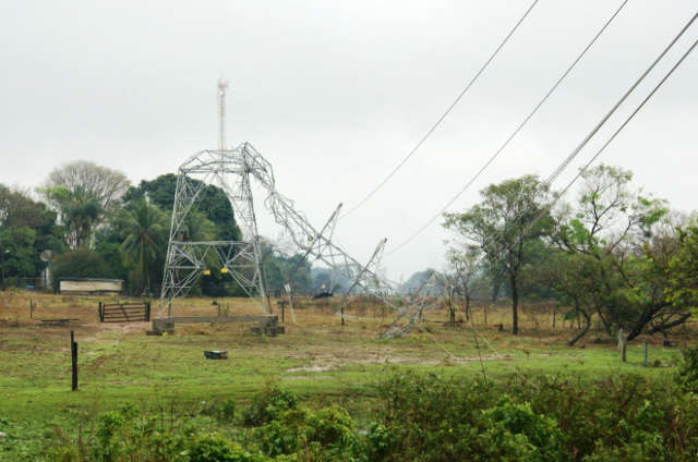  Vendaval derruba seis torres de alta tens&atilde;o da Eletrosul em Tr&ecirc;s Lagoas