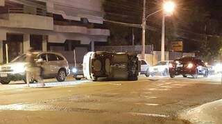 Leitor do Campo Grande News também flagrou o acidente e enviou imagem de carro capotado à redação (Foto: Direto das Ruas)