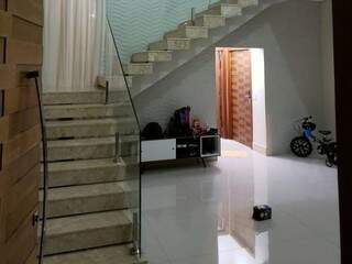 Escadaria do imóvel (Foto: PF/Divulgação)