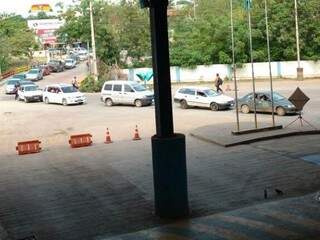 Veículos formam fila em posto aduaneiro, hoje em Corumbá (Foto: Divulgação)