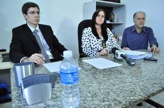 Delegados da 2ª Delegacia de Polícia de Dourados durante entrevista coletiva sobre morte de interno em presídio (Foto: Eliel Oliveira)