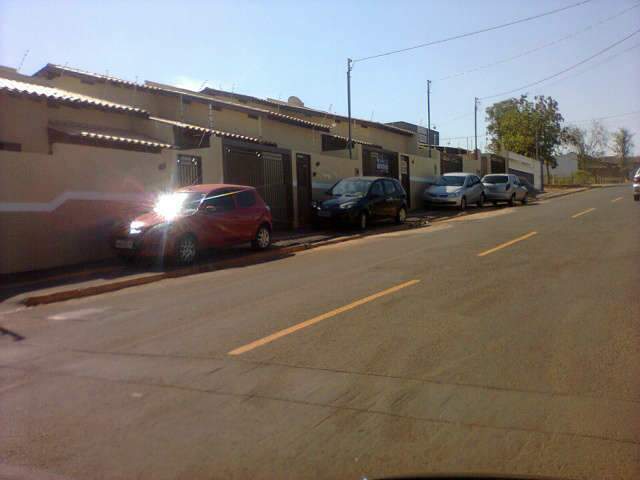 Leitor flagra ve&iacute;culos estacionados em cal&ccedil;ada impedindo passagem de pedestes 