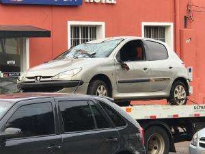 Condutora capota ve&iacute;culo em trecho famoso por acidentes na regi&atilde;o central