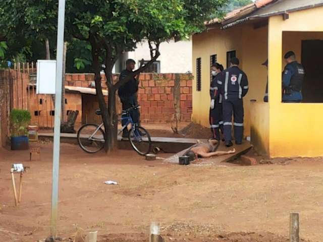 Morre homem esfaqueado no Taveir&oacute;polis; v&iacute;tima dividia casa com suspeito