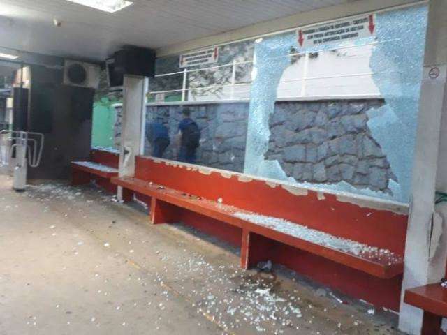 V&acirc;ndalos quebram vidro de esta&ccedil;&atilde;o do Peg F&aacute;cil durante a madrugada