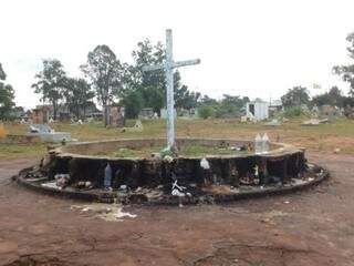 Cruzeiro que deu origem ao apelido do cemitério está repleto de rituais religiosos, restos de comida e forte cheiro: sem segurança