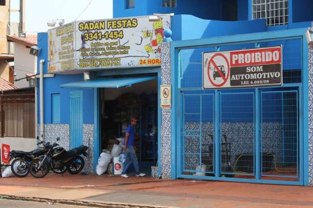 V&iacute;deo mostra momento em que assaltante armado rende e rouba comerciante  