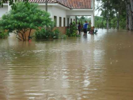 Com chuva recorde, rio desabriga famílias e inunda asilo em Miranda