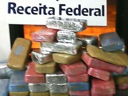 Boliviano foge a pé e abandona carro com 44 kg de cocaína em fiscalização