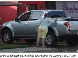 Fabiana confere caminhonete do &quot;namorado da filha&quot;, ao volante  (Foto: Divulgação)
