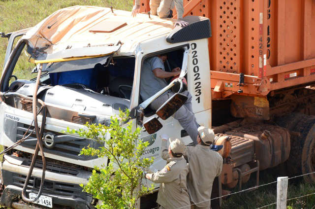   Colis&atilde;o de carreta contra poste deixa &aacute;rea rural de Ang&eacute;lica sem energia 