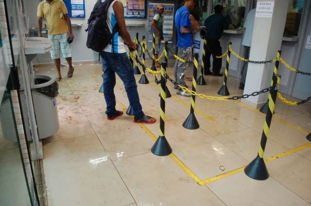 Chuva invade lot&eacute;rica e tumultua atendimento