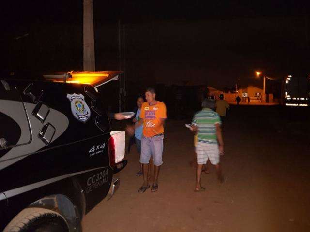 Agentes doam para vizinhos de lix&atilde;o marmitas rejeitadas por presos