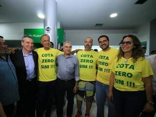 Governador ao lado de representantes da Associação das Empresas de Turismo de Corumbá (Foto: Edemir Rodrigues - Assessoria)