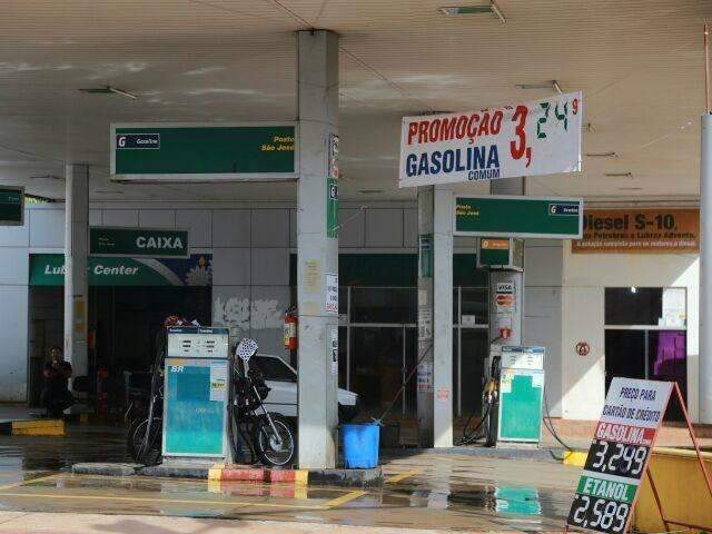 Pre&ccedil;o da gasolina cai e litro &eacute; vendido por R$ 3,19 em postos da Capital