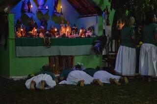 Os filhos deitados no chão ao lado do altar antes da cerimônia começar (Foto: Danielle Matos)