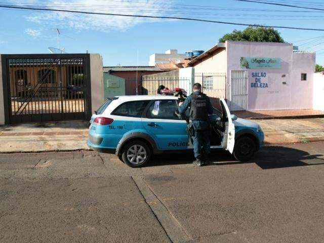 Casa &eacute; incendiada e fica destru&iacute;da ap&oacute;s tiroteio no Bairro Monte Castelo 