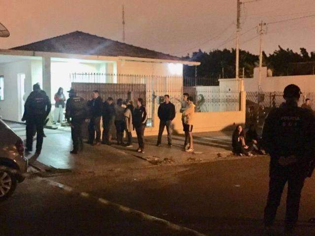 Atirador usou almofada para abafar dois tiros na nuca de empres&aacute;rio 