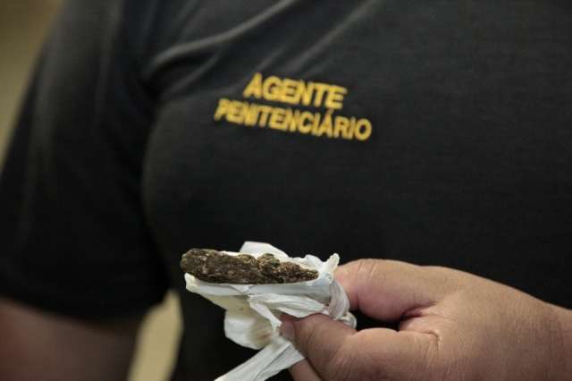 Detento do semiaberto tenta entrar na cadeia com maconha nas n&aacute;degas