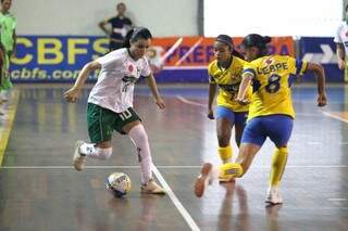 Mirella, de verde e branco, marcou o segundo gol da Funlec na derrota por 3 a 2 (Foto: Divulgação)