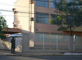 Soldado faz segurança na área militar no bairro Amambaí. Além de casas de militares, moram também civis na região. (Foto:Luciana Brazil)