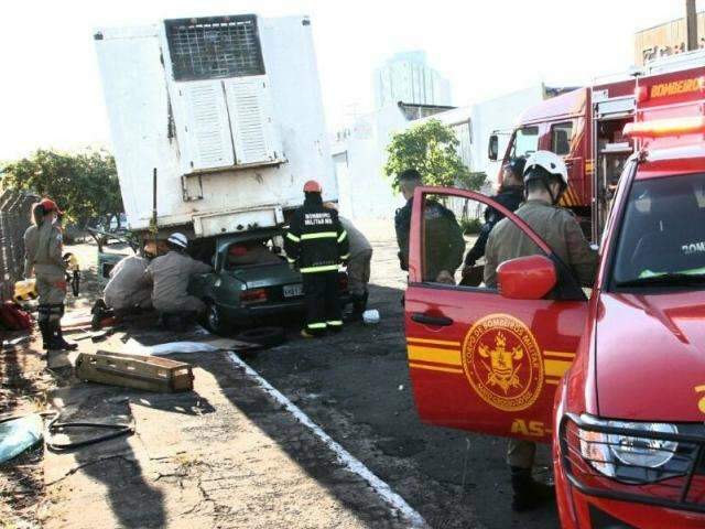 Carro vai parar embaixo de semirreboque e motorista fica ferido 