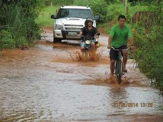 Chuva provocou atoleiros nas estradas vicinais impossibilitando tráfego de pessoas. (Foto: Divulgação) 