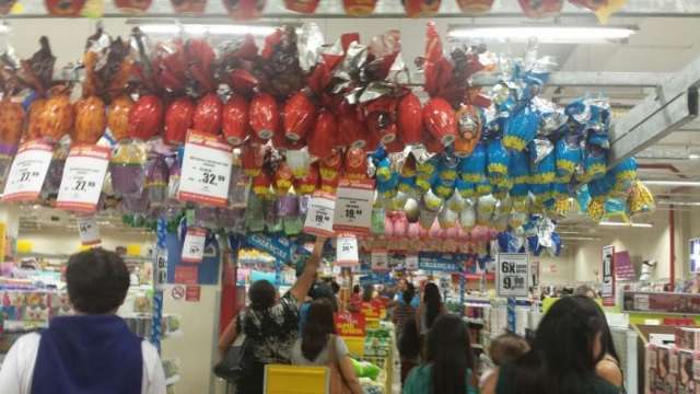 Promo&ccedil;&otilde;es de ovos de P&aacute;scoa esvaziam prateleiras de supermercados
