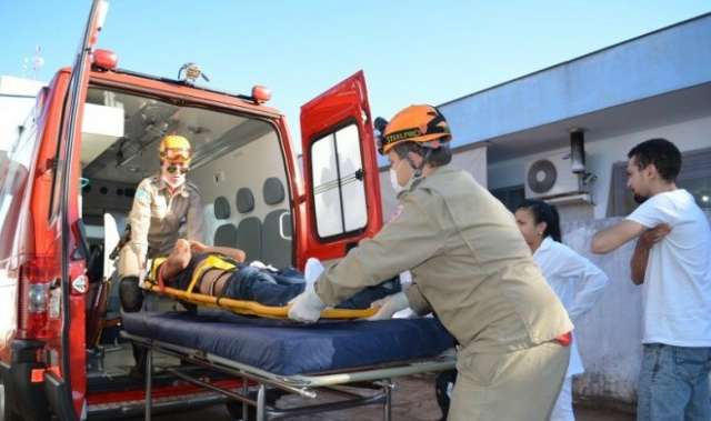 Motociclista descarrega arma contra dois jovens que ficam feridos estado grave