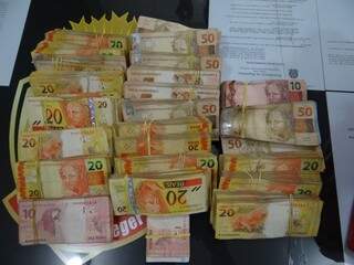 Dinheiro encontrado em caminhão-guincho quando policiais apuravam denúncia de tráfico (Foto: Sidney Bronka/94 FM)