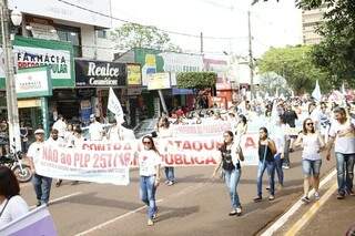 Segundo organização, dois mil manifestantes participam da passeata no centro de Dourados. (Foto: Helio de Freitas)