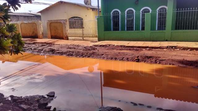 Ap&oacute;s in&iacute;cio de obra, moradores n&atilde;o conseguem sair de casa por conta de cratera