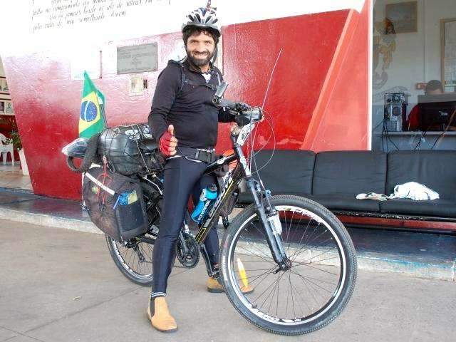 Ciclista diz que saiu pelo mundo depois de perder a fam&iacute;lia e viaja h&aacute; 18 anos