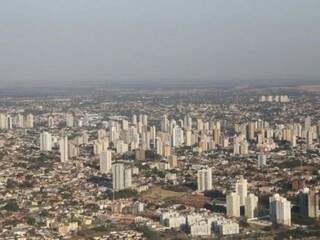 Vista aérea de Campo Grande; Pedrossian Neto reforça que cidade segue como destaque na economia estadual e considera índice de 2019 um  &quot;contrassenso&quot; (Foto: Arquivo)