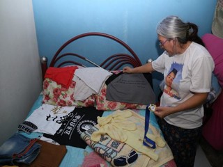 A dona de casa mantém os pertences no quarto do filho (Foto: Paulo Francis)