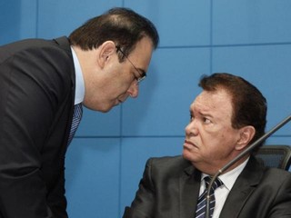 Deputado Felipe Orro (à esquerda) e Maurício Picarelli, ambos PSDB, em sessão na quinta-feira, dia 24 de novembro. (Foto: Roberto Higa e Victor Chileno/ALMS)